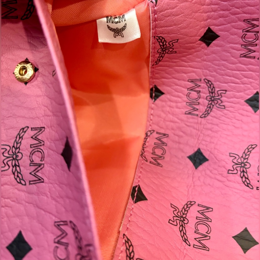 NIP/NIB MCM PINK ENVELOPE CLUTCH OR ADD A CHAIN FOR A CROSSBODY
Parfumes Coll. - Picture 8 of 9